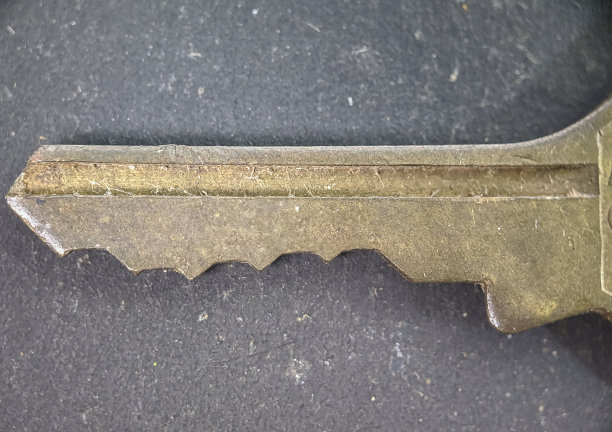 宏观黄铜材料的关键在黑色背景图片下载