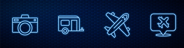 集线飞机，照相机，房车，露营拖车和语音泡沫与飞机。砖墙上发光的霓虹灯图标。向量图片下载