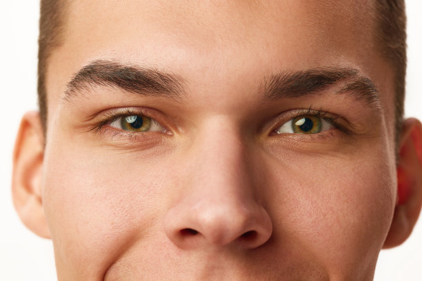 男性脸部、眼睛、鼻子和眉毛的特写照片，背景是白色的工作室图片下载