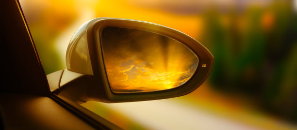 反射的日落:后视镜中的自然之美图片下载