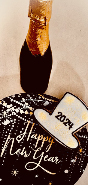 " 2004 "饼干，"新年快乐"盘子和一瓶香槟图片下载