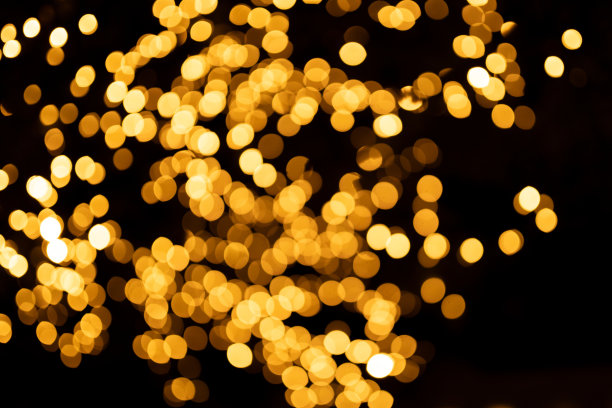 装饰户外串灯在夜间，散焦背景，夜间城市生活背景，聚会时间与黄色散景球图片下载