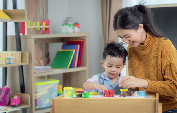 亚洲男孩的乐趣和看卡通视频在电脑笔记本图片下载