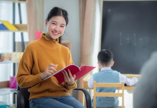 亚洲男孩的乐趣和看卡通视频在电脑笔记本图片下载