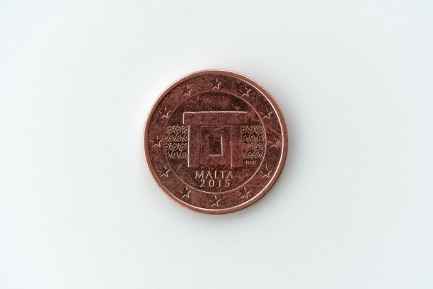 50欧分马耳他岛硬币俯视图躺在白色背景。图片下载