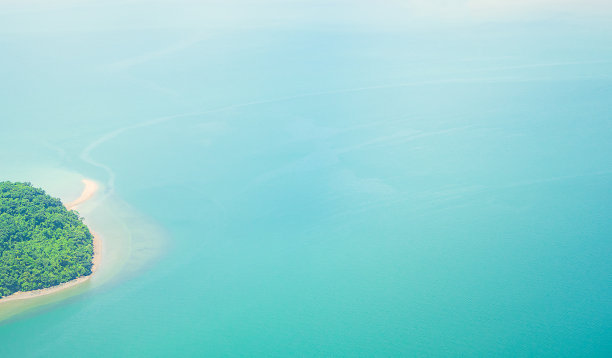 海、海、水、岛、山、云、天背景俯视图旅行无人驾驶飞机美丽的夏天热带自然清新的海岸、海滩、沙滩、阳光、照片、旅游、放松、度假、假期。图片下载