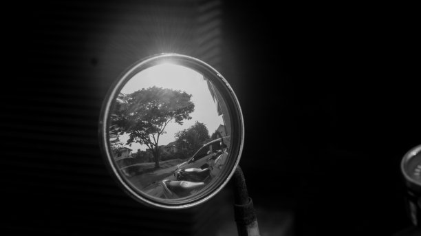 世界在后视镜中的倒影图片下载
