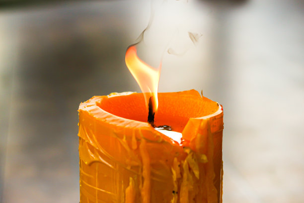 在寺庙里燃烧大蜡烛的图片，体现了泰国人的宗教观念。图片下载