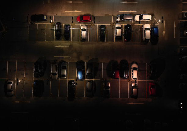 控制停车场的使用和人员的流动。用无人机在你头顶上安装摄像头来减少犯罪。为您量身定制的安全服务图片下载