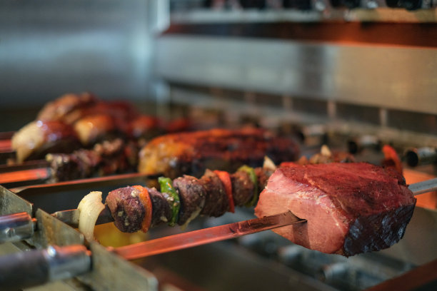 在烤架上烤肉串图片下载