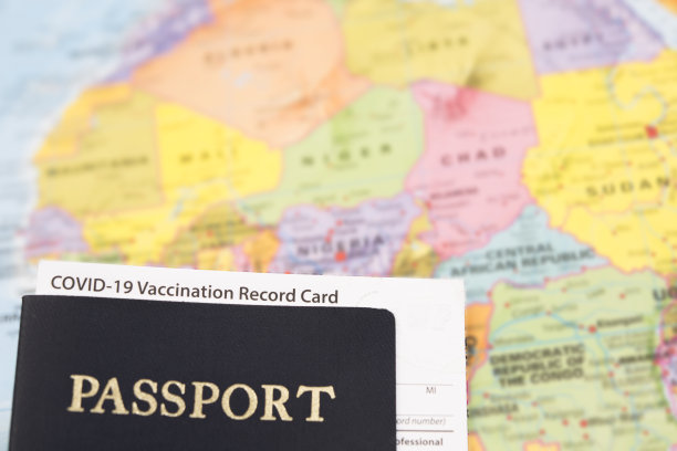 旅游-护照，疫苗接种卡和N95口罩。地图背景。图片下载