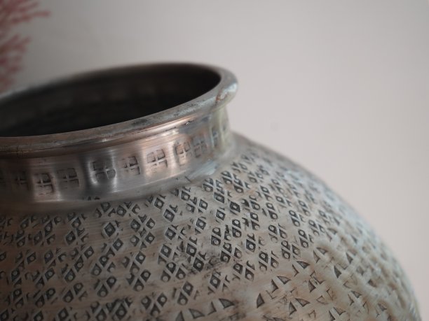 有趣的纹理。纹理银花瓶与传统的北非图案压花-股票照片图片下载