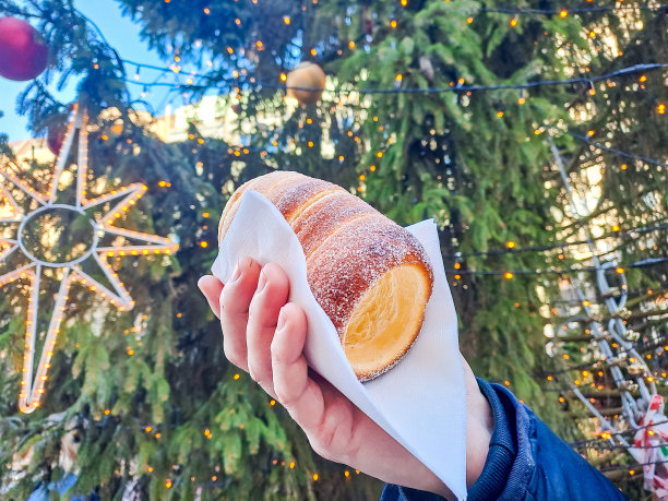 男子手里拿着Trdlo或Trdelnik，传统美味的捷克烤制图片下载