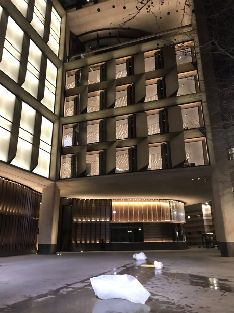 伦敦广场上融化的冰图片下载