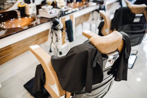 皮革理发椅的特写照片。图片下载