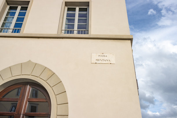 意大利托斯卡纳佛罗伦萨门塔纳广场的街道名称标志图片下载