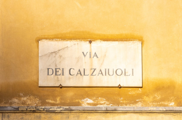 意大利托斯卡纳佛罗伦萨卡尔扎乌利街的街道名称标志图片下载