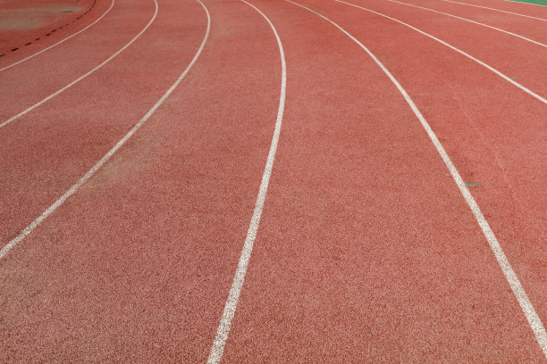 红色塑胶跑道的特写照片图片下载