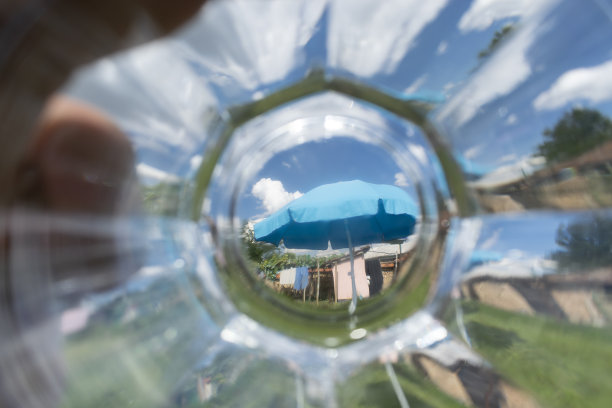 通过厚玻璃拍摄的抽象模糊背景图片下载