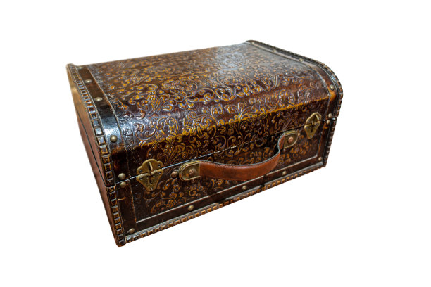 经典而独特的空木盒。木盒子孤立白色背景。木箱白色背景。木制的珠宝箱。手工木寻宝箱图片下载