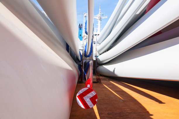 风力涡轮机的叶片用特殊的紧固件固定在船的甲板上。图片下载