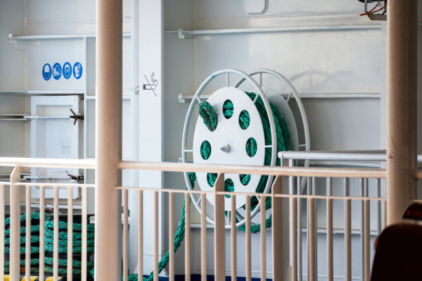 一根缠绕在脚轮上的软管挂在墙上图片下载