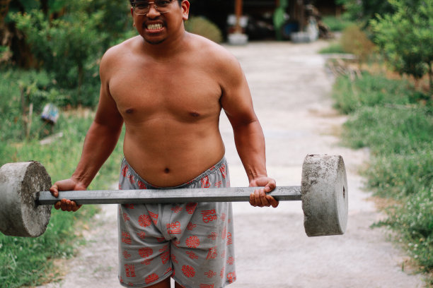 超重男士自制杠铃图片下载