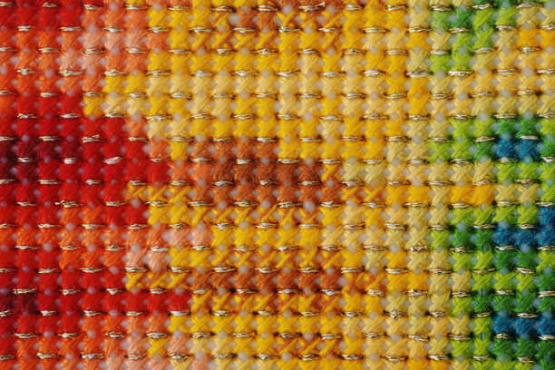 一张带有渐变彩虹图案的十字拼接背景的特写照片。图片下载