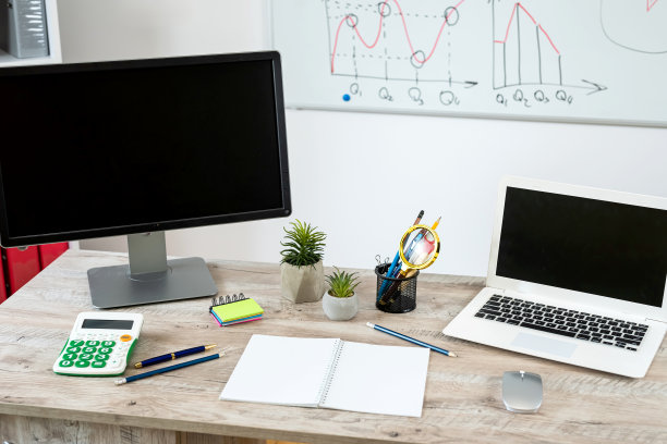 工作场所没有人，电脑，笔记本，笔，记事本和白板的业务图表图片下载