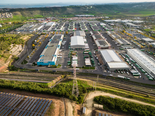在葡萄牙，太阳能电池板和相关车队的物流中心鸟瞰图图片下载