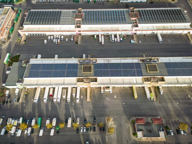 在葡萄牙，太阳能电池板和相关车队的物流中心鸟瞰图图片下载