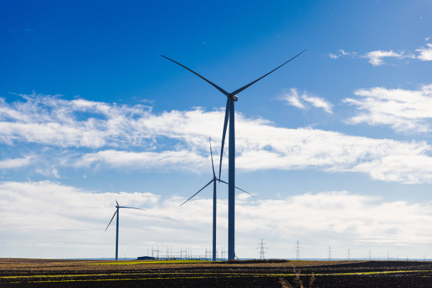农场的风车在一个阳光明媚的日子与美丽的蓝天和云-股票照片图片下载