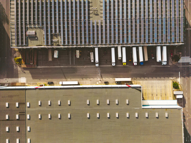 葡萄牙的物流中心鸟瞰图，上面有太阳能电池板和相关的车队图片下载