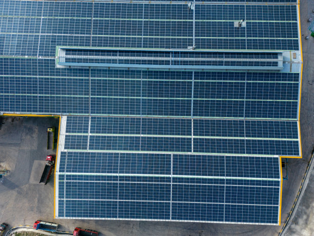 现代可持续建筑屋顶上的太阳能电池板鸟瞰图图片下载