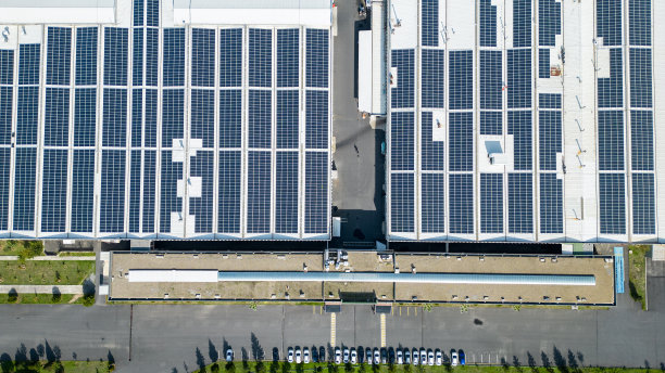 现代可持续建筑屋顶上的太阳能电池板鸟瞰图图片下载