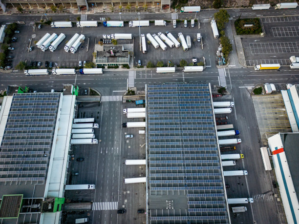葡萄牙的物流中心鸟瞰图，上面有太阳能电池板和相关的车队图片下载