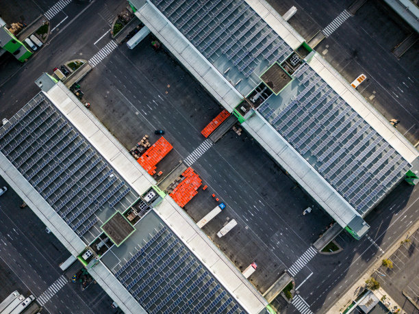 葡萄牙的物流中心鸟瞰图，上面有太阳能电池板和相关的车队图片下载