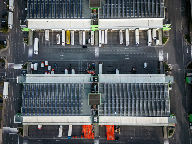 葡萄牙的物流中心鸟瞰图，上面有太阳能电池板和相关的车队图片下载