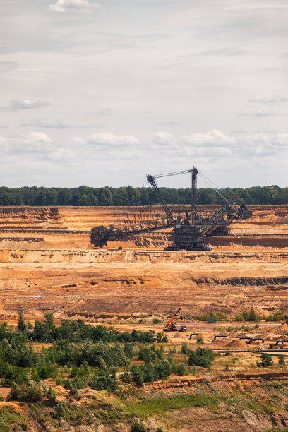 露天煤矿里的挖掘机图片下载