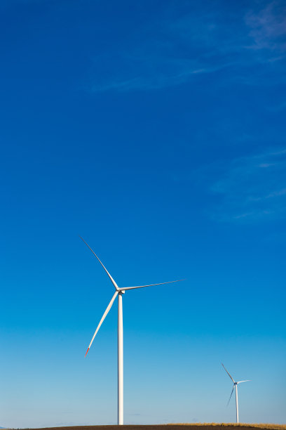 农场的风车在一个阳光明媚的日子与美丽的蓝天和云-股票照片图片下载