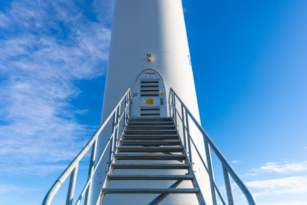 风力涡轮机入口与其他风力涡轮机在背景-股票照片图片下载