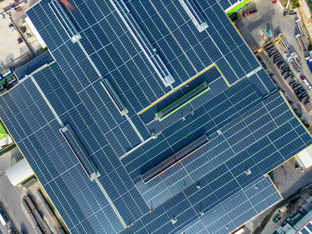 现代可持续建筑屋顶上的太阳能电池板鸟瞰图图片下载