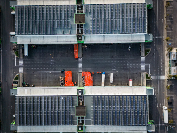 葡萄牙的物流中心鸟瞰图，上面有太阳能电池板和相关的车队图片下载