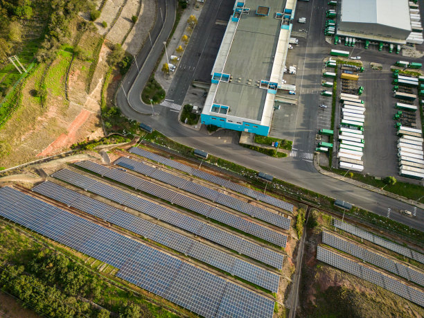 在葡萄牙，太阳能电池板和相关车队的物流中心鸟瞰图图片下载