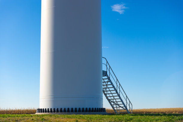 风力涡轮机入口与其他风力涡轮机在背景-股票照片图片下载