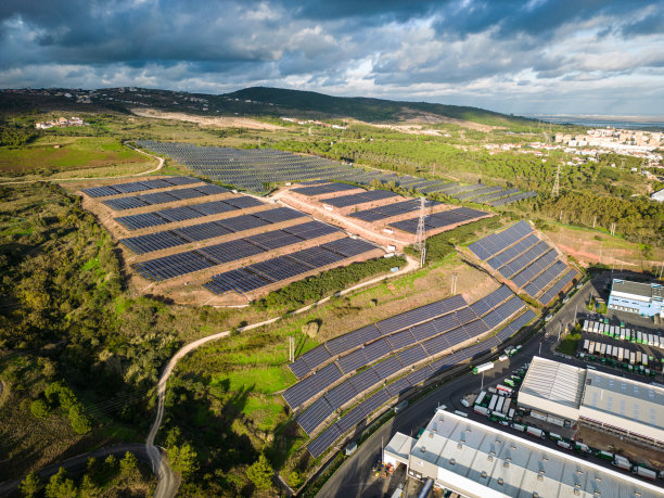 在葡萄牙，太阳能电池板和相关车队的物流中心鸟瞰图图片下载