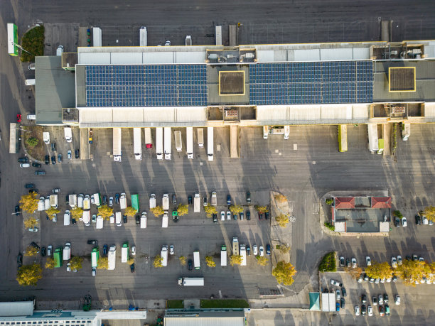 在葡萄牙，太阳能电池板和相关车队的物流中心鸟瞰图图片下载