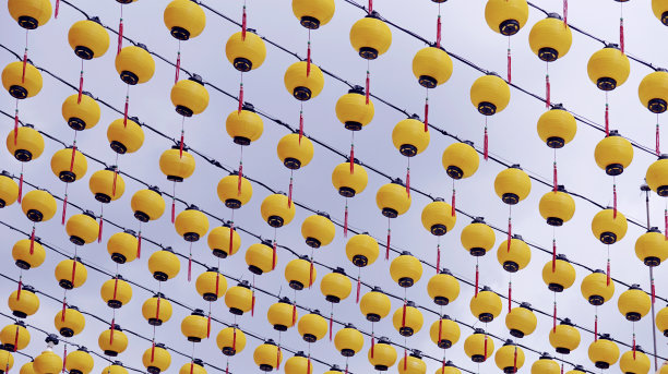 在蓝天的背景下，灯笼挂绳的图案图片下载