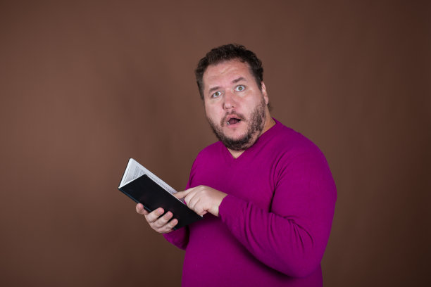 一个有趣的胖子梦想着去度假，并在网上预订了旅行。图片下载