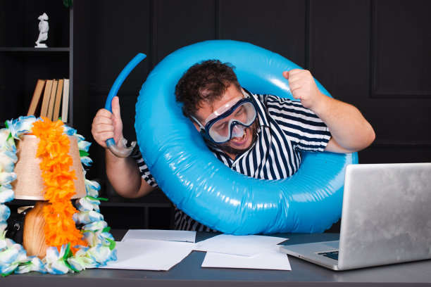 一个有趣的胖子梦想着去度假，并在网上预订了旅行。图片下载